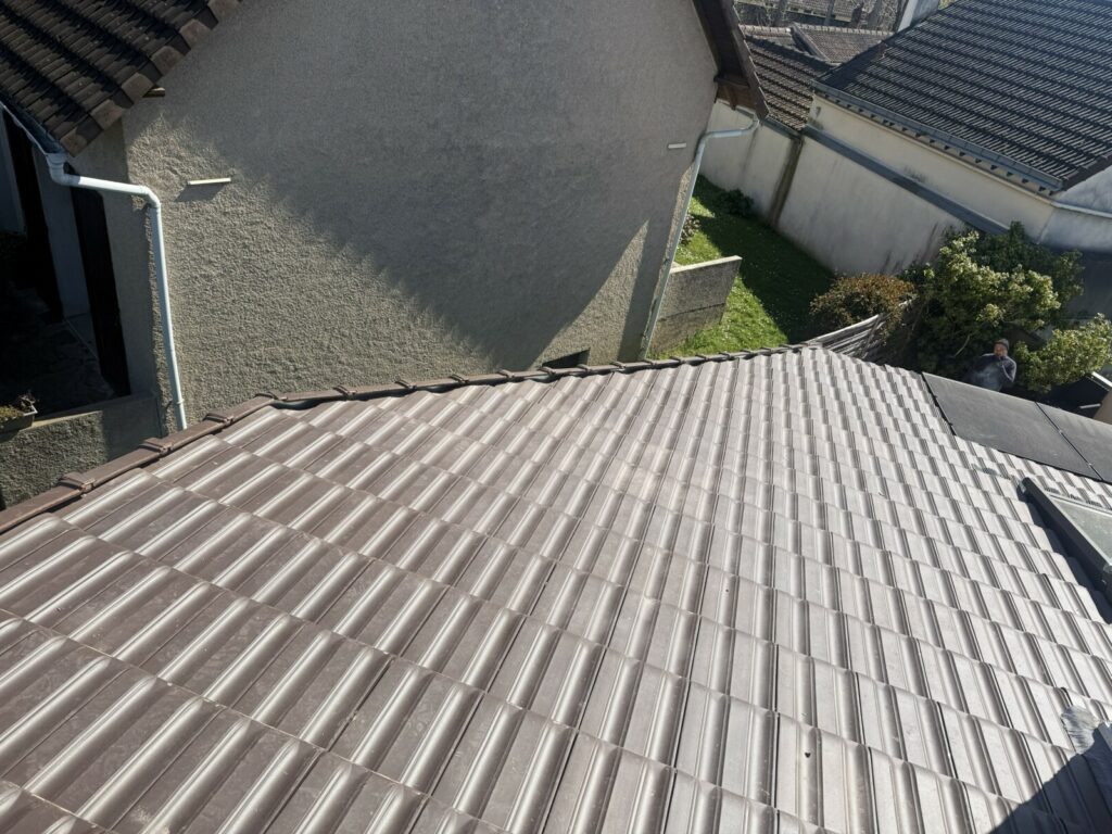 Changer toiture - villemoisson sur orge - tuiles enlevées liteaux remplacés et tuiles neuves fin du chantier - IMG_1701