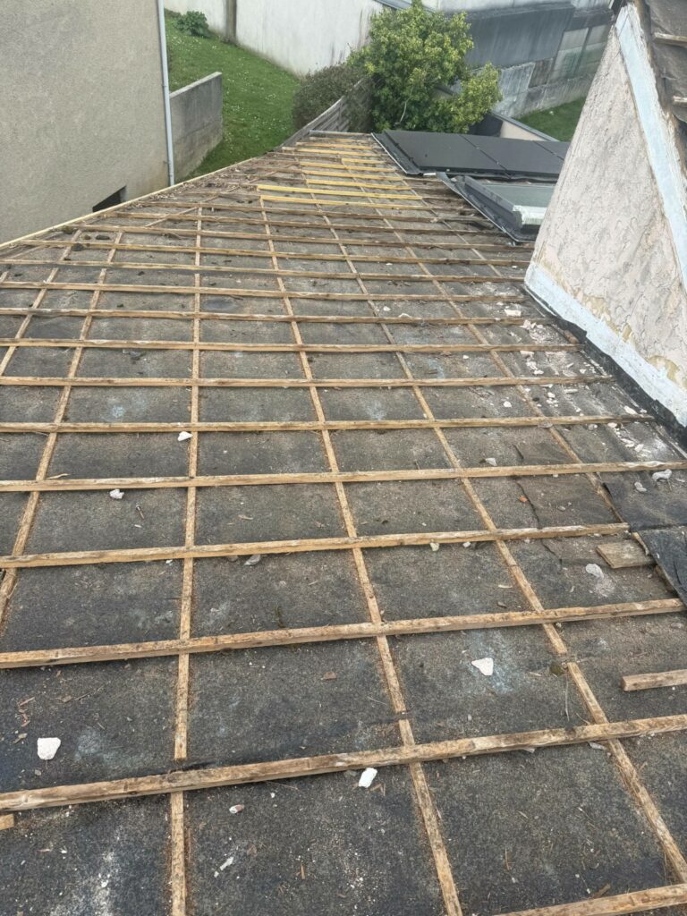 Changer toiture - villemoisson sur orge - tuiles enlevées on voit les liteaux abimés - IMG_1675