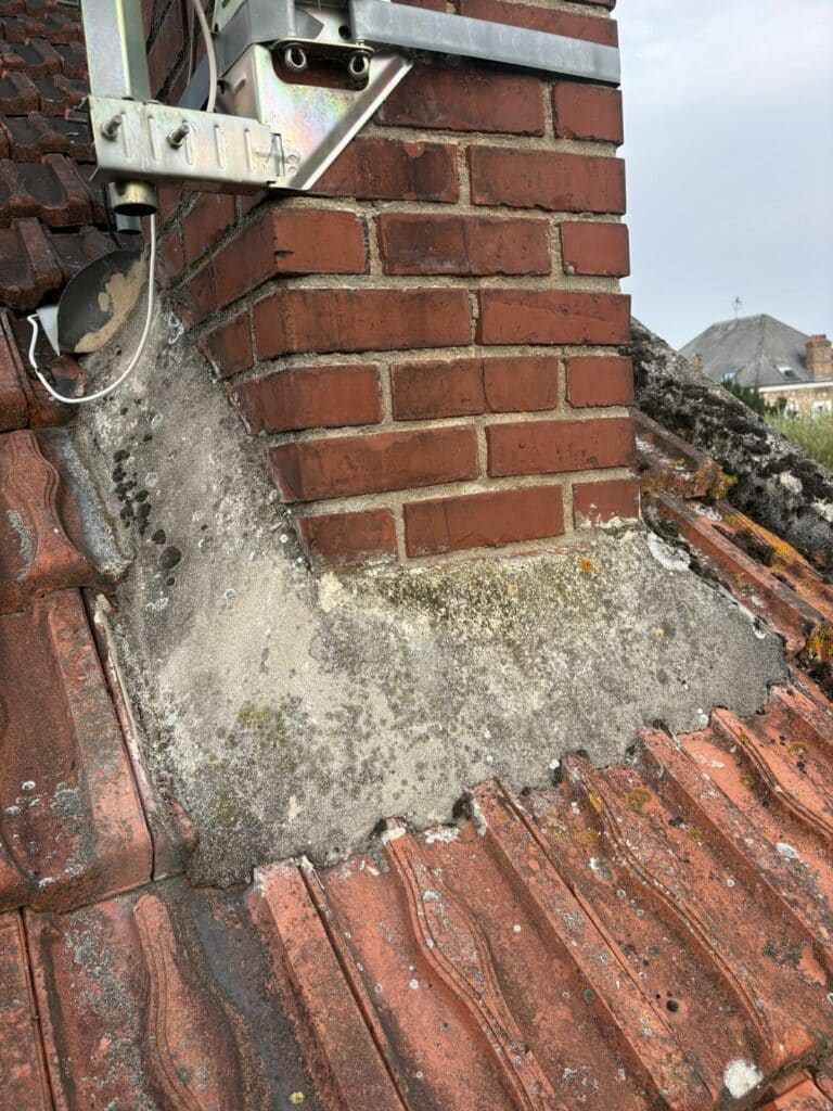 Ciment sur toiture : embase de cheminée par Djesley Couverture, couvreur 91 Villebon sur Yvette