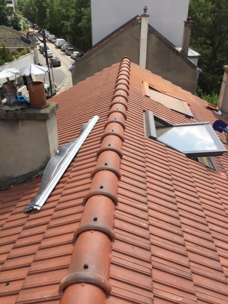 pose Velux Rénovation toiture dont les tuiles faîtières - fin de chantier presque