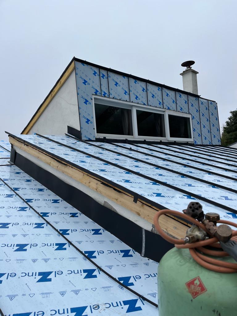 toiture en zinc en cours de pose neuve rénovée pendant