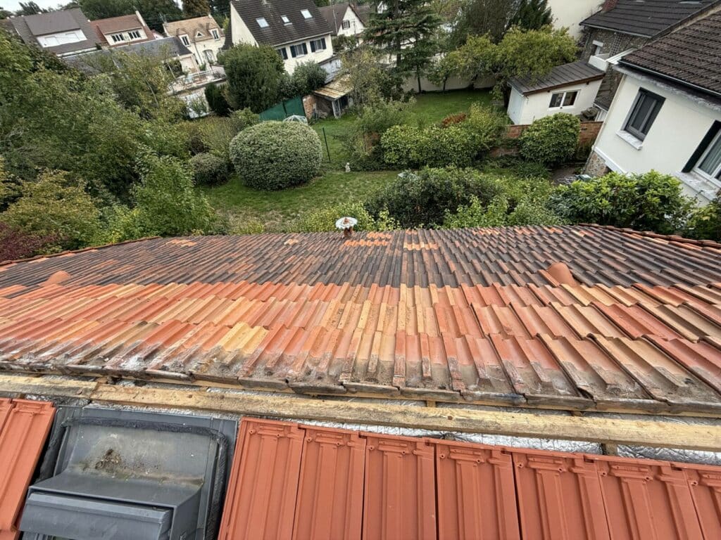 changer liteaux toiture - tuiles - pose des tuiles neuves sur liteaux neufs - velux remonté - reste un pan de toiture à faire - Orsay - Couvreur Djesley couverture